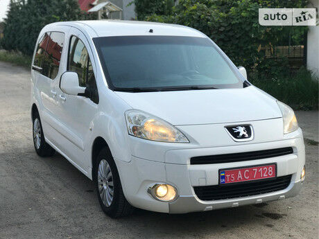 Peugeot Partner пасс. 2010 року