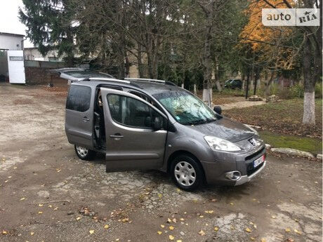 Peugeot Partner пасс. 2012 года