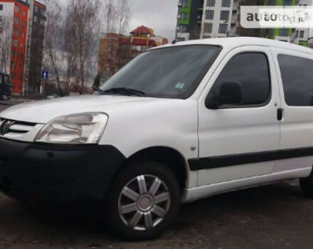 Peugeot Partner пасс. 2011 року