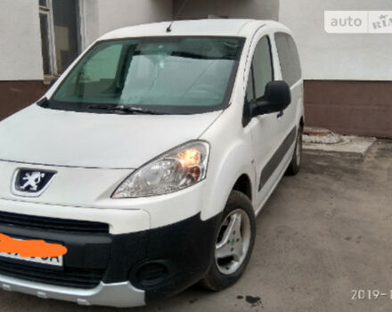 Peugeot Partner пасс. 2010 года