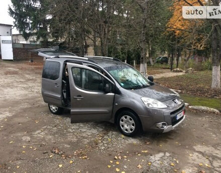 Peugeot Partner пасс. 2012 года