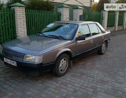 Фото на відгук з оцінкою 4.6   про авто Renault 25 1985 року випуску від автора “Богдан” з текстом: Просторий, комфортний, надійний автомобіль. Цікавий дизайн, високий кліренс.
