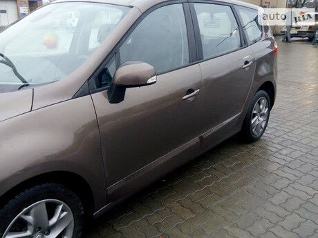 Renault Grand Scenic 2011 года