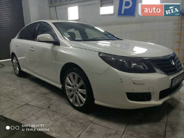 Renault Latitude 2011 года