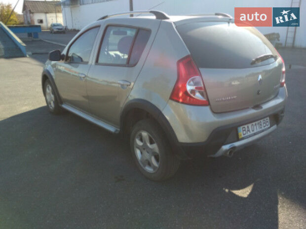 Renault Sandero StepWay 2013 года