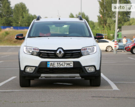 Фото на отзыв с оценкой 4.4 о Renault Sandero StepWay 2019 году выпуска от автора "Сергей" с текстом: Второе авто в семье,ездила жена, на работу + с детьми погулять. Иногда я был за рулём. Мой рост 1...