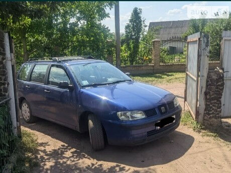 Сеат Кордоба 1999 года SEAT Cordoba 1999 года