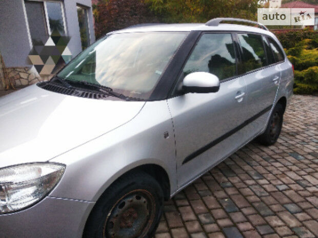 Шкода Фабия 2009 года Skoda Fabia 2009 года