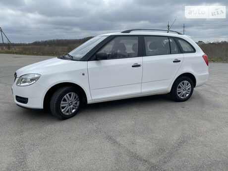 Шкода Фабия 2009 года Skoda Fabia 2009 года