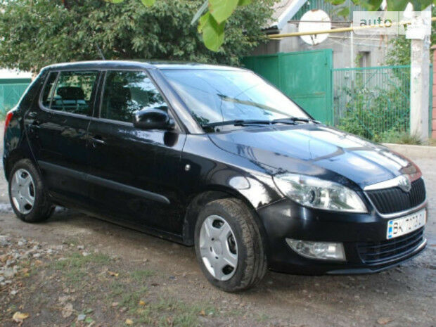 Шкода Фабия 2012 року Skoda Fabia 2012 року