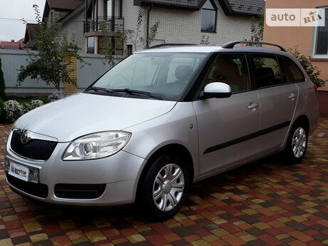 Шкода Фабия 2009 года Skoda Fabia 2009 года