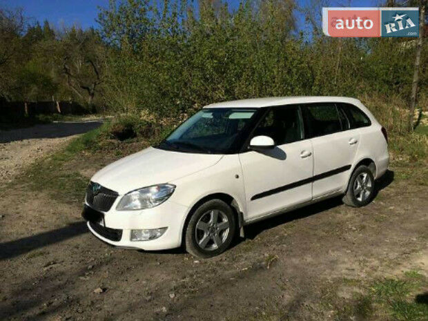 Шкода Фабия 2011 року Skoda Fabia 2011 року