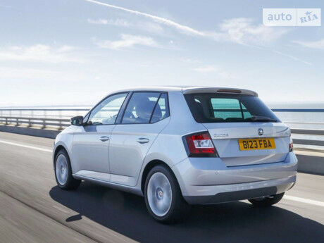 Шкода Фабия 2011 року Skoda Fabia 2011 року