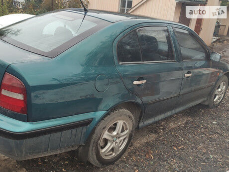 Шкода Октавия Тур 1998 року Skoda Octavia Tour 1998 року