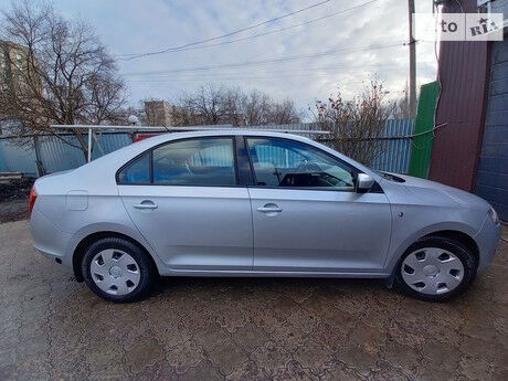 Шкода Рапид 2013 року Skoda Rapid 2013 року