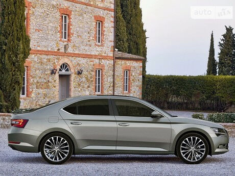 Шкода Суперб 2006 года Skoda SuperB 2006 года