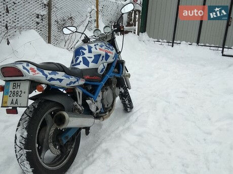 Сузуки ГСФ 2001 года Suzuki GSF 2001 года