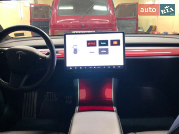Тесла Модель 3 2018 року Tesla Model 3 2018 року