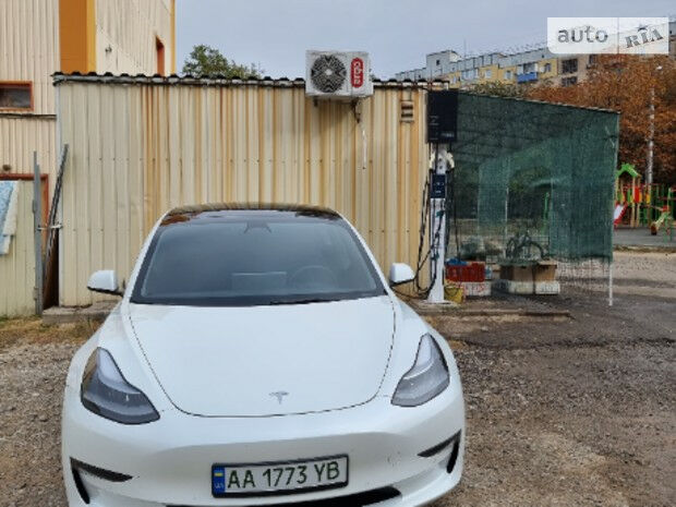 Tesla Model 3 2022 года