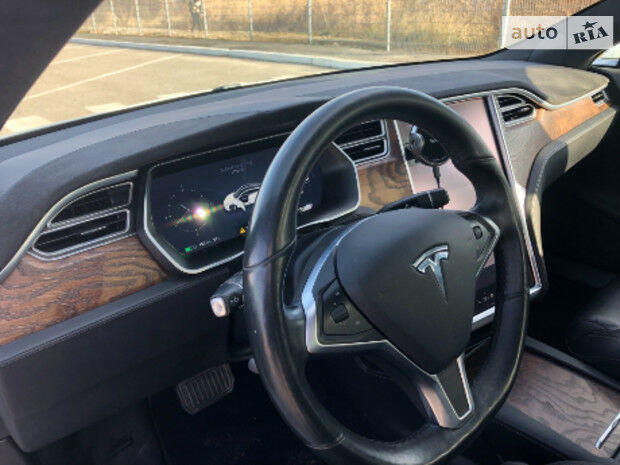 Tesla Model S 2017 року