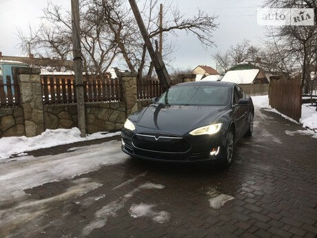 Тесла Модель С 2014 року Tesla Model S 2014 року