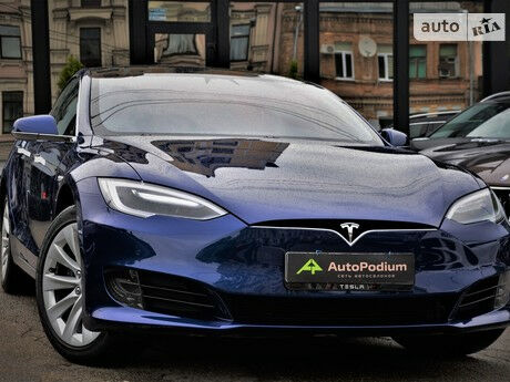 Tesla Model S 2017 року