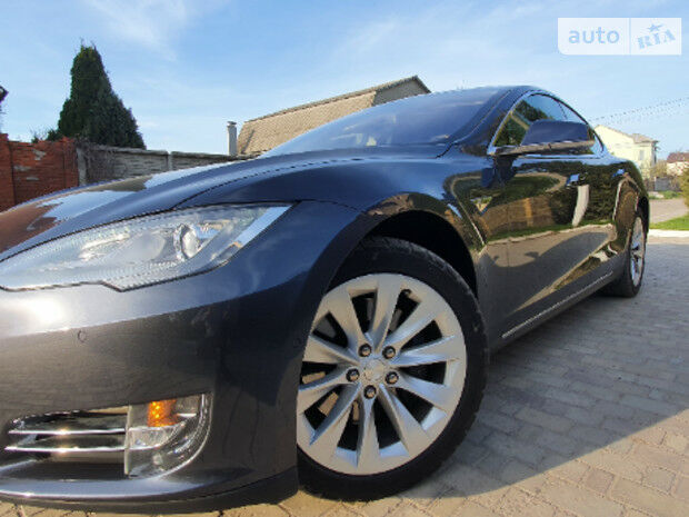 Tesla Model S 2016 року