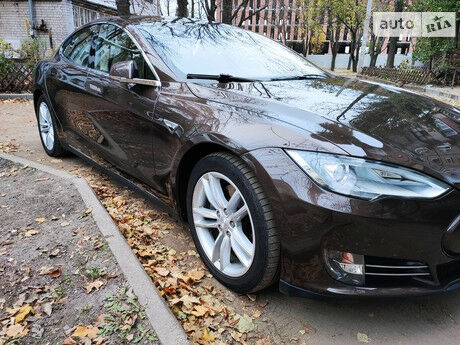 Тесла Модель С 2014 року Tesla Model S 2014 року
