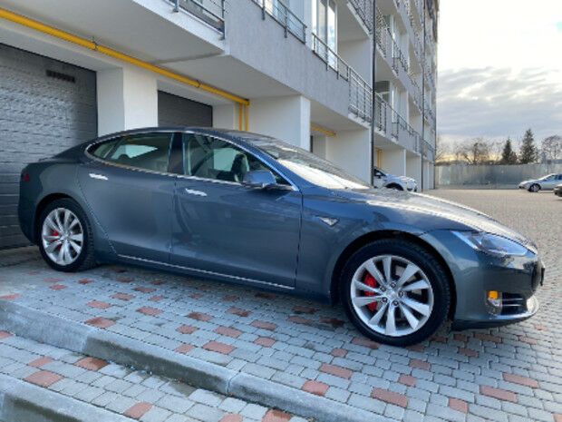 Тесла Модель С 2014 року Tesla Model S 2014 року