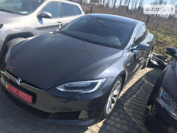 Тесла Модель С 2015 года Tesla Model S 2015 года