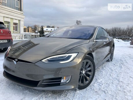 Тесла Модель С 2016 года Tesla Model S 2016 года