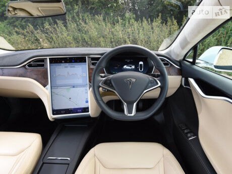 Тесла Модель С 2017 року Tesla Model S 2017 року