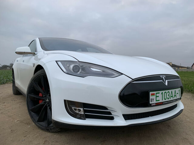 Тесла Модель С 2015 року Tesla Model S 2015 року