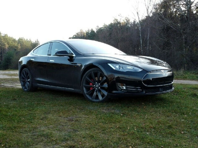 Тесла Модель С 2015 года Tesla Model S 2015 года