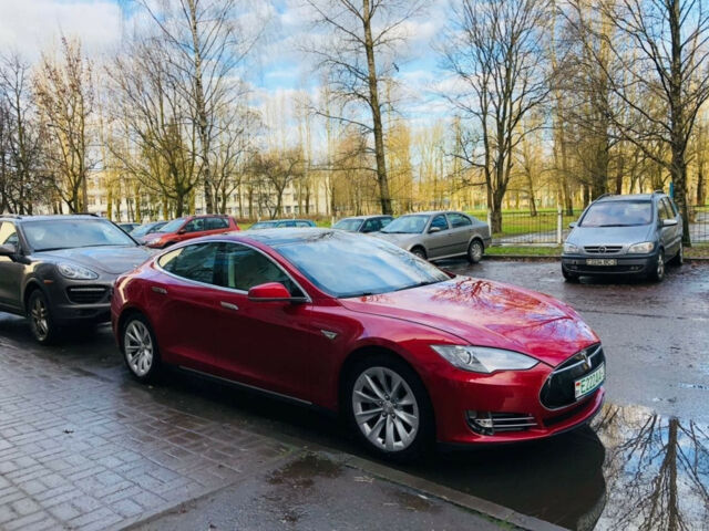 Тесла Модель С 2013 року Tesla Model S 2013 року