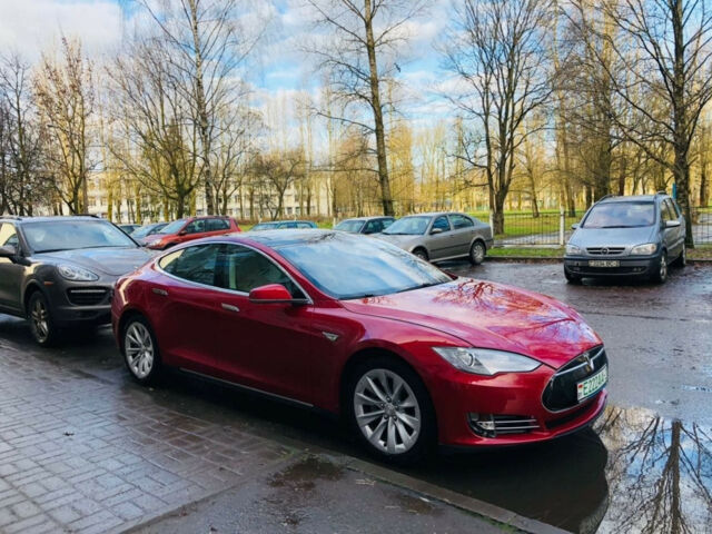 Tesla Model S 2013 года