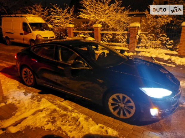 Tesla Model S 2013 року