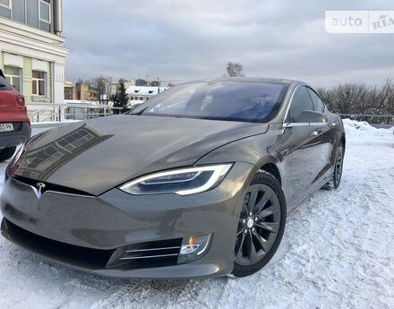 Tesla Model S 2016 року