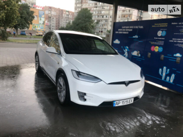 Tesla Model X 2016 року