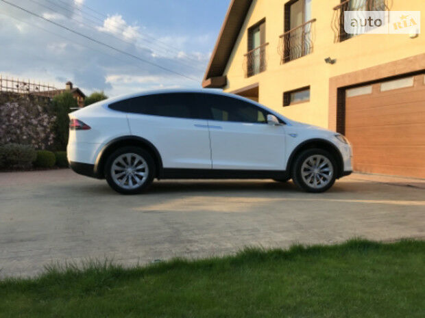 Tesla Model X 2016 року