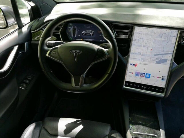 Tesla Model X 2017 року