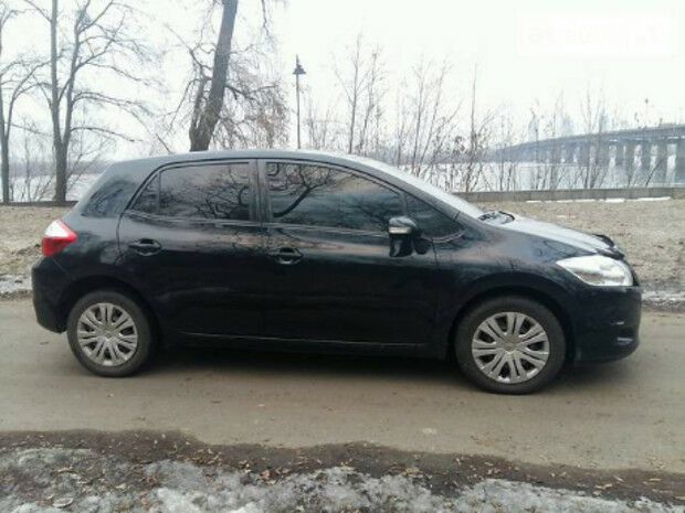 Toyota Auris 2011 года