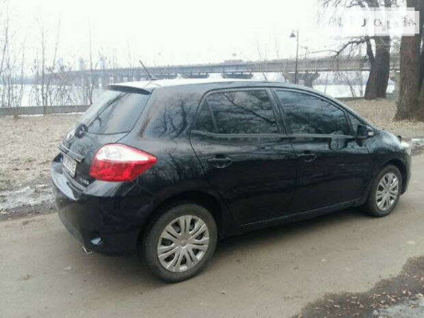 Toyota Auris 2011 року