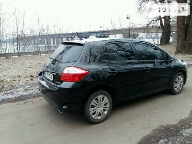 Toyota Auris 2011 року