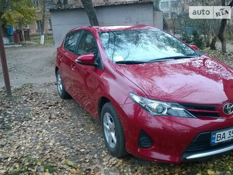 Тойота Аурис 2013 года Toyota Auris 2013 года