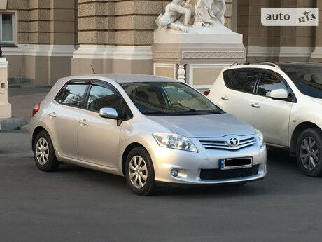 Тойота Аурис 2010 года Toyota Auris 2010 года
