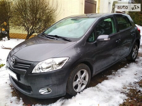 Toyota Auris 2011 года