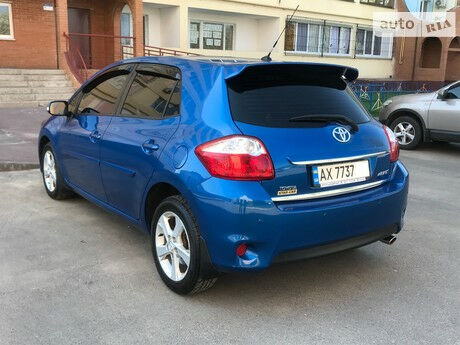 Toyota Auris 2011 року