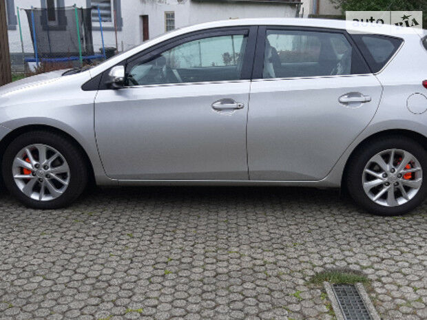 Toyota Auris 2012 року