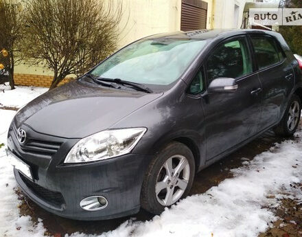 Toyota Auris 2011 року